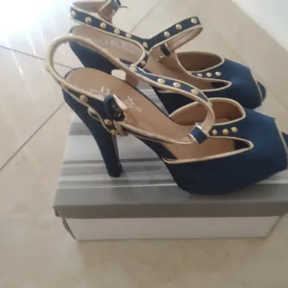 Zapatos de tacón azul y dorado