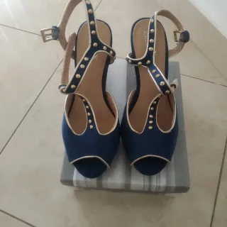 Zapatos de tacón azul y dorado