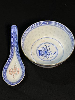 Ciotola e cucchiaio in ceramica blu e bianchi