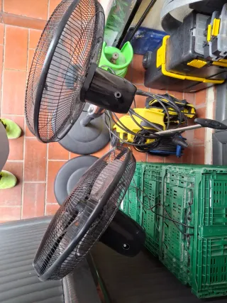 2 Ventiladores de pie negros