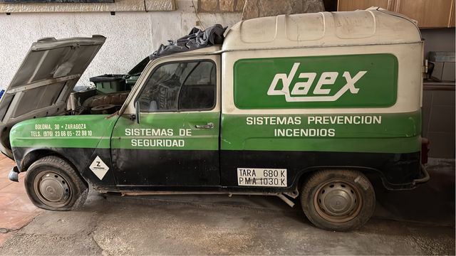 Furgoneta Renault 4 antigua 