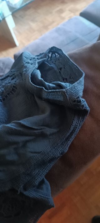 Blusa azul oscuro con bordados