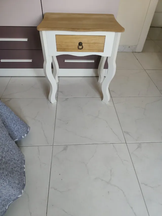 Mesita de noche de madera con cajón