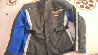 Conjunto Moto: 2 cascos, 2 chaquetas y guantes.