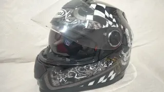 Conjunto Moto: 2 cascos, 2 chaquetas y guantes.
