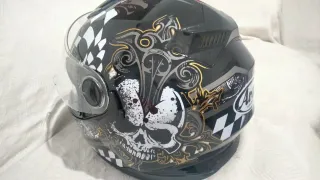 Conjunto Moto: 2 cascos, 2 chaquetas y guantes.