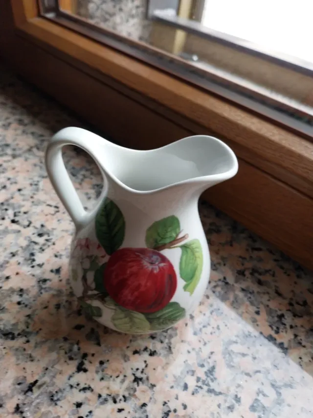 Piccolo bricco per latte in porcellana