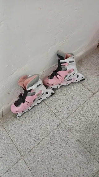 Patines en línea rosas y blancos