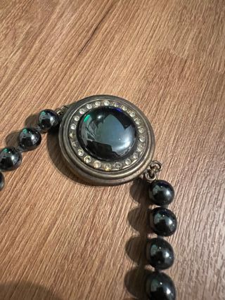 Collana perle metalliche nere con ciondolo