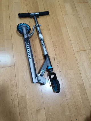 Patinete plegable gris y azul