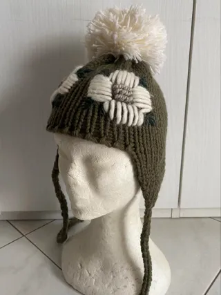 Cappello lana Regina con pon pon e fiori
