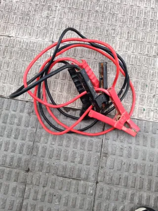 Pinzas de batería rojas y negras