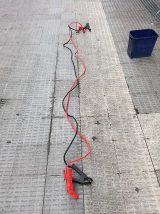 Pinzas de batería rojas y negras