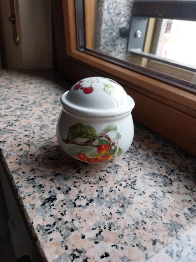 Zuccheriera in porcellana con decoro frutta fiori