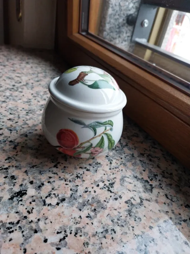 Zuccheriera in porcellana con decoro frutta fiori