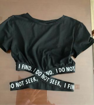 Camiseta Crop Top Negra con Mensaje