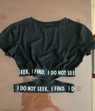 Camiseta Crop Top Negra con Mensaje