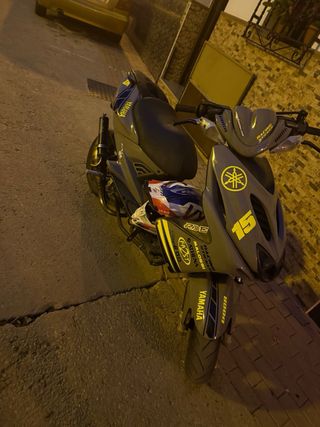 Yamaha Aerox gris con pegatinas