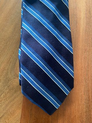 Corbata de seda azul y blanca