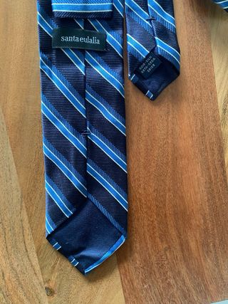 Corbata de seda azul y blanca