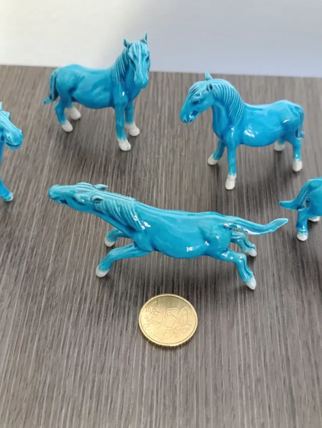 Caballos de porcelana azul turquesa