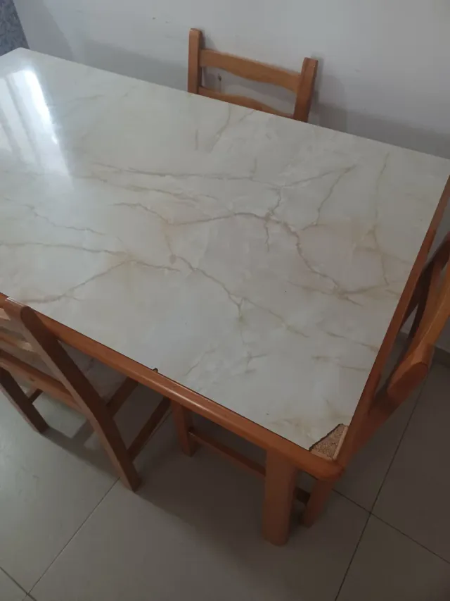 Mesa de comedor con 4 sillas