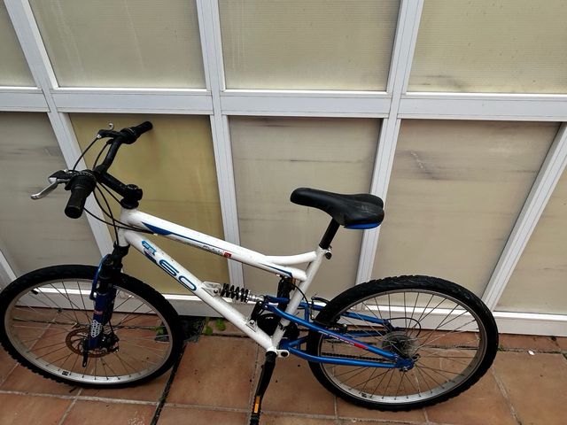 Bicicleta  blanca y azul