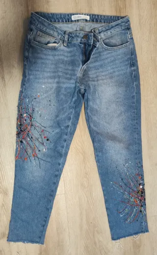 Pantalón vaquero Zara con salpicaduras
