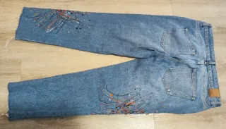 Pantalón vaquero Zara con salpicaduras