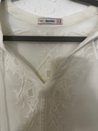 Blusa Bershka bordada.