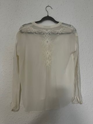 Blusa Bershka bordada.