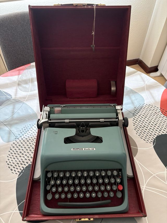 Máquina de escribir Olivetti Studio 44