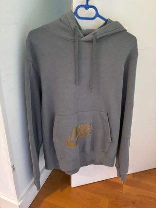 Sudadera Nike Gris con Logo Dorado