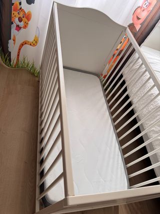 Cuna de bebé de madera
