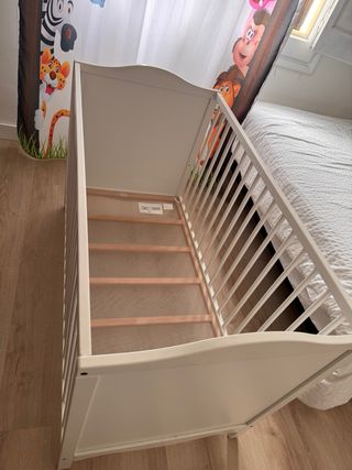 Cuna de bebé de madera