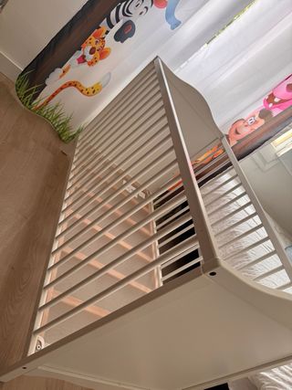 Cuna de bebé de madera