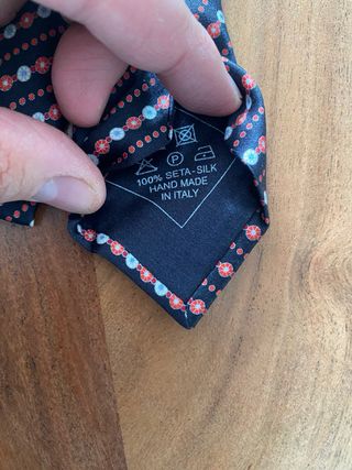 Corbata de seda azul con estampado floral