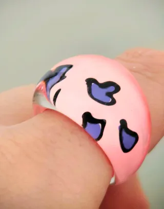 Anillo Resina Rosa con Diseño Morado