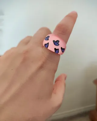 Anillo Resina Rosa con Diseño Morado