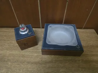 Cenicero de madera y piel