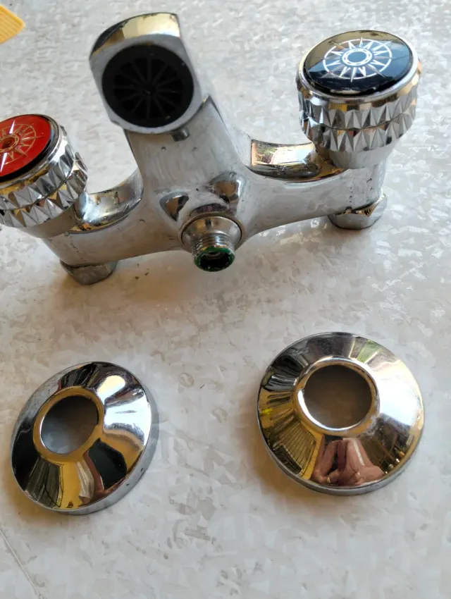 Rubinetto per vasca cromato