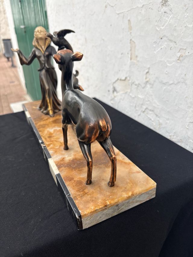 Figura Art Déco Mujer y Ciervos laton y base de ma