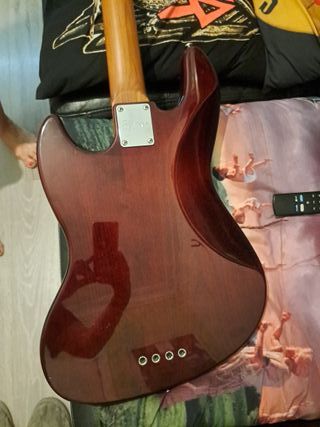   Marcus Miller V5 , cambio por bajo escala corta 