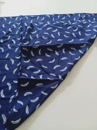 Pañuelo fino azul con estampado de plumas