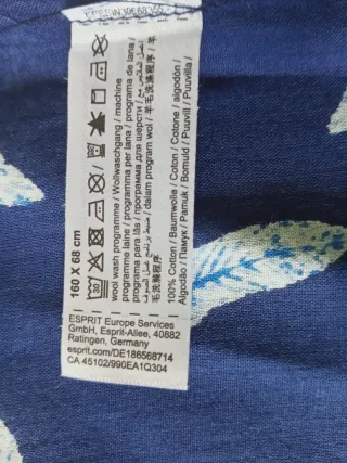 Pañuelo fino azul con estampado de plumas