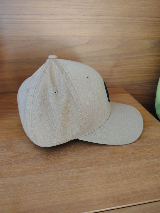 Gorra Nixon Beige Logo Negro