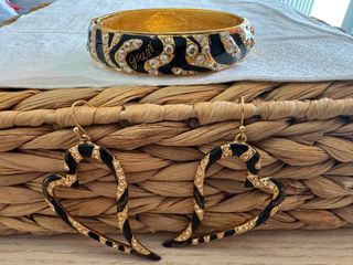 Conjunto Guess Pulsera y Pendientes Corazón