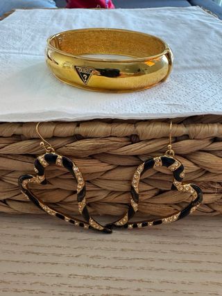 Conjunto Guess Pulsera y Pendientes Corazón