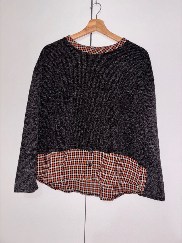 Jersey gris con detalle de camisa a cuadros