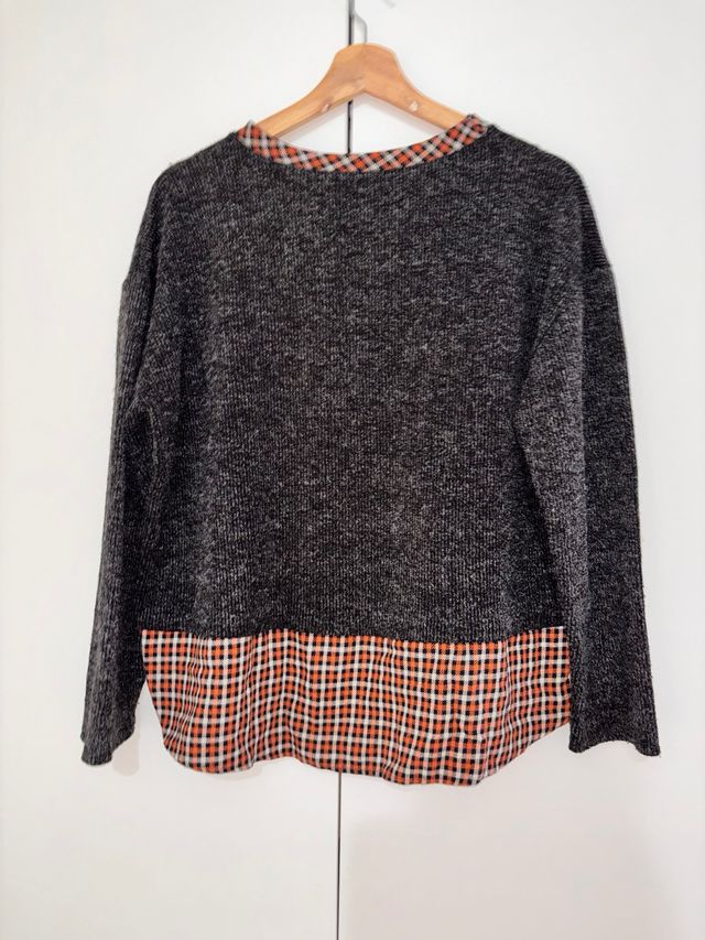 Jersey gris con detalle de camisa a cuadros